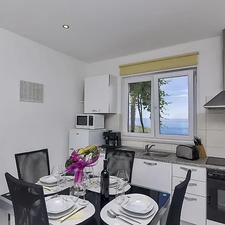 Guest house And With A Swimming Pool - 6643 Makarska