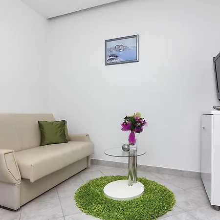And With A Swimming Pool - 6643 Guest house Makarska