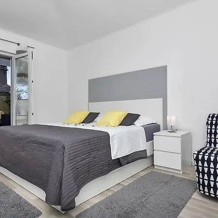 Guest house And With A Swimming Pool - 6643 Makarska